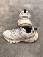 Weiße Turnschuhe verfolgen