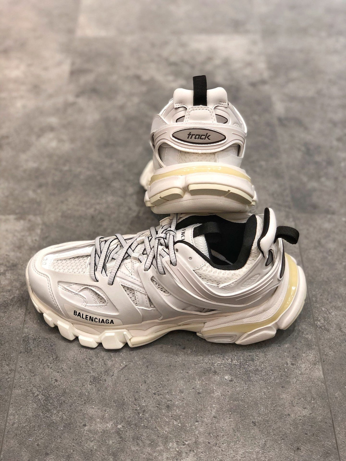 Weiße Turnschuhe verfolgen