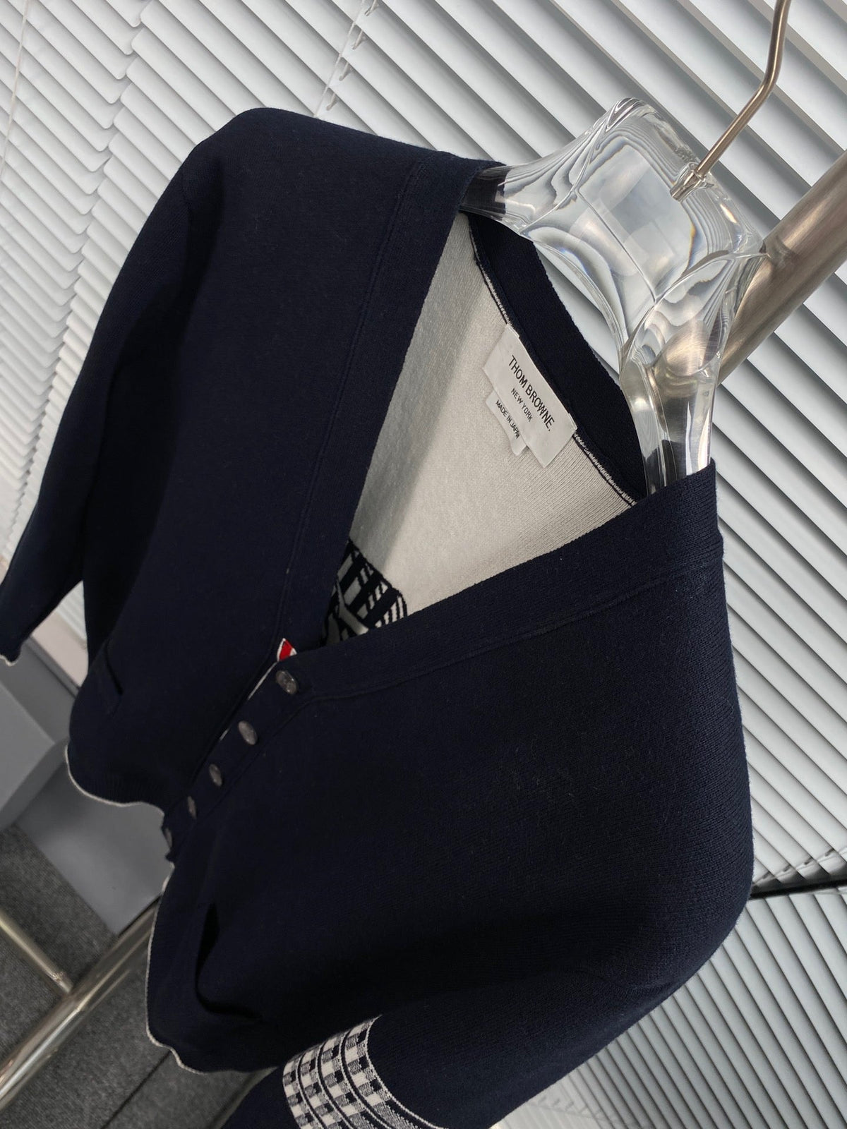 Strickjacke für Herren aus grauer Wolle mit Streifen