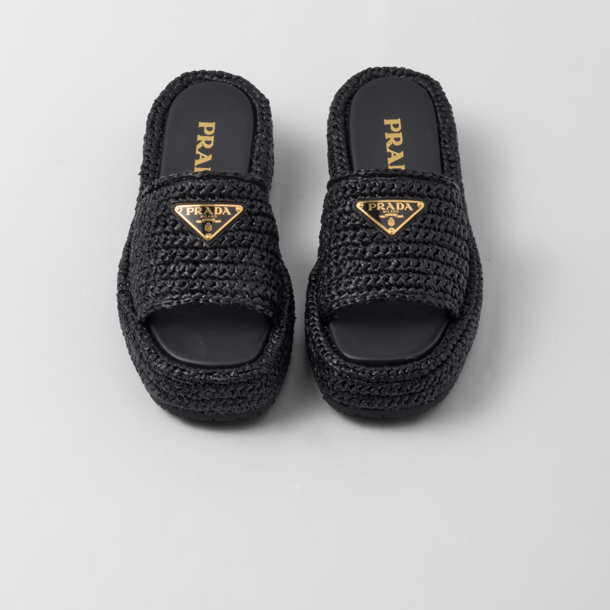 Crochet Flatform Iconic Slides – raffia-effect yarn Crochet workmanship Enameled metal triangle logo Monoblock rubber – LUX VERSE Luxury Designer Fashion Outlet