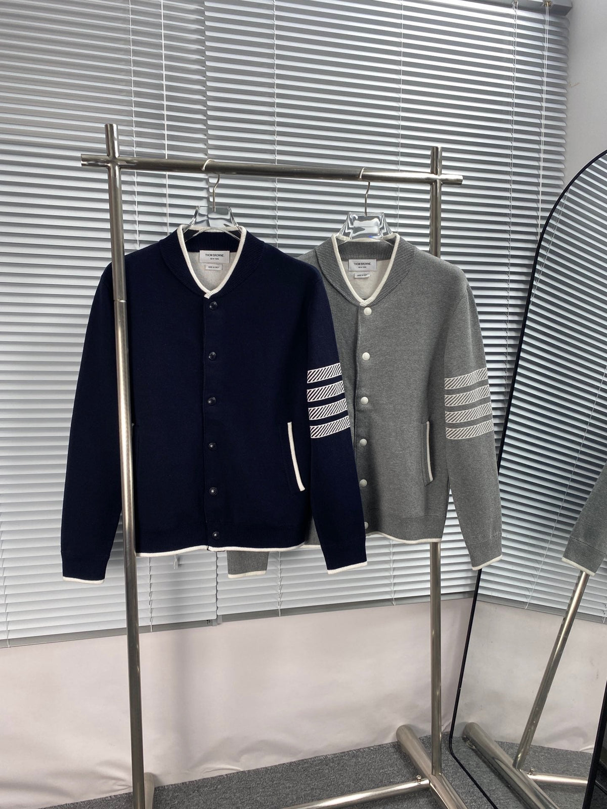 Marineblaue Strickjacke aus Wolle mit vier Streifen – Herren