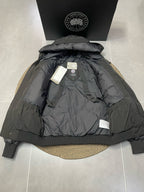 Schwarz-weiße Steppjacke für Herren