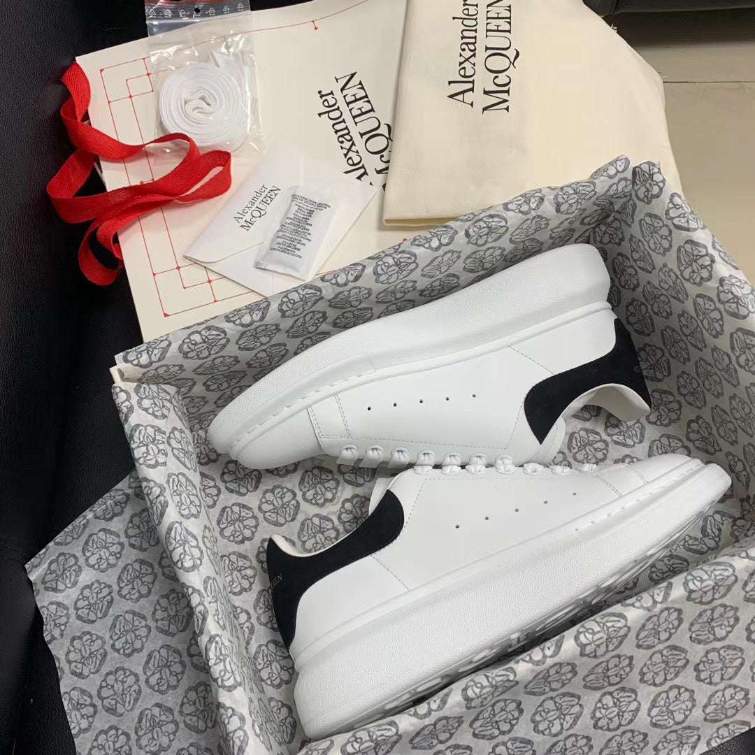 Oversized Sneaker aus schwarzem Wildleder mit Lasche