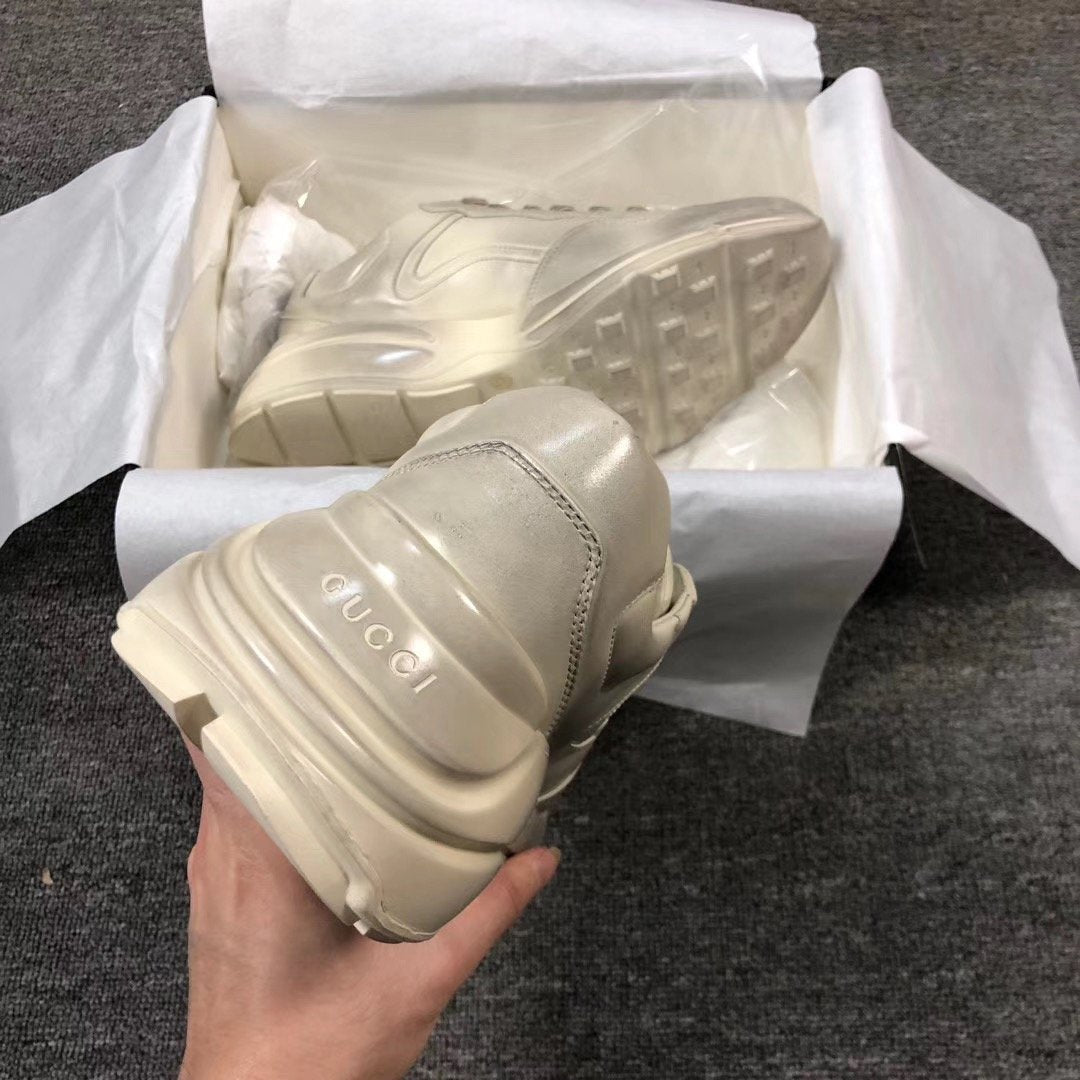 Rhyton-Sneaker aus Elfenbein