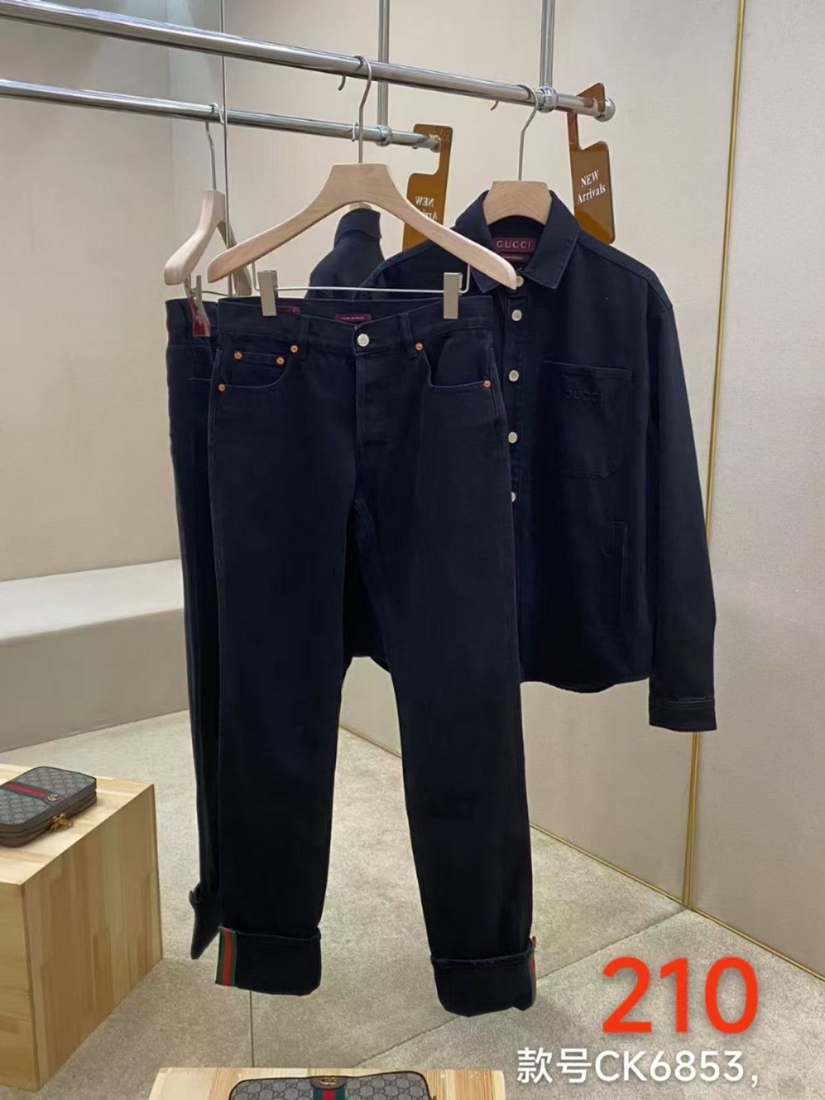 Blauer Denim mit Monogramm am Saum, gerade geschnitten – Damen