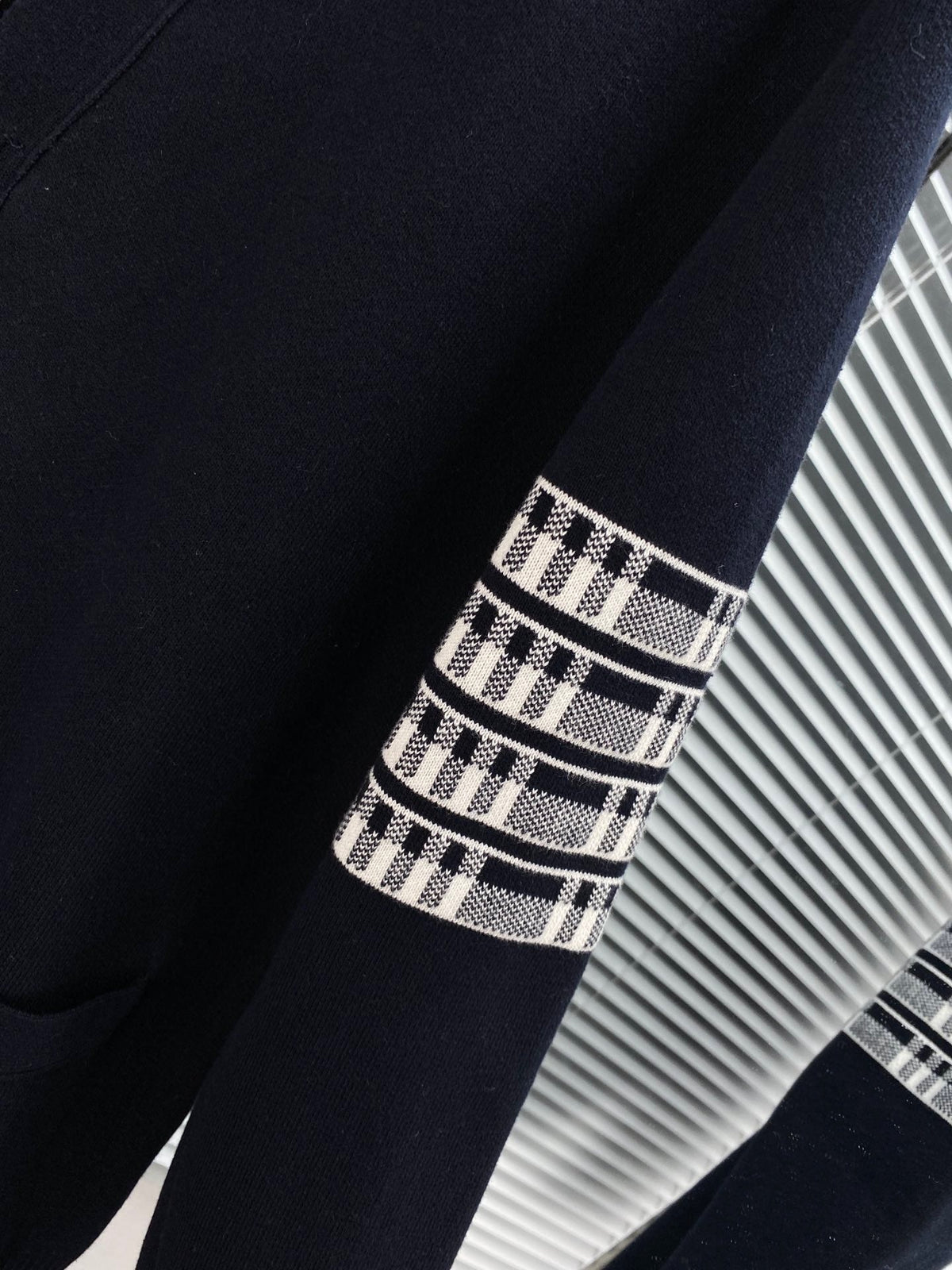 Strickjacke für Herren aus grauer Wolle mit Streifen