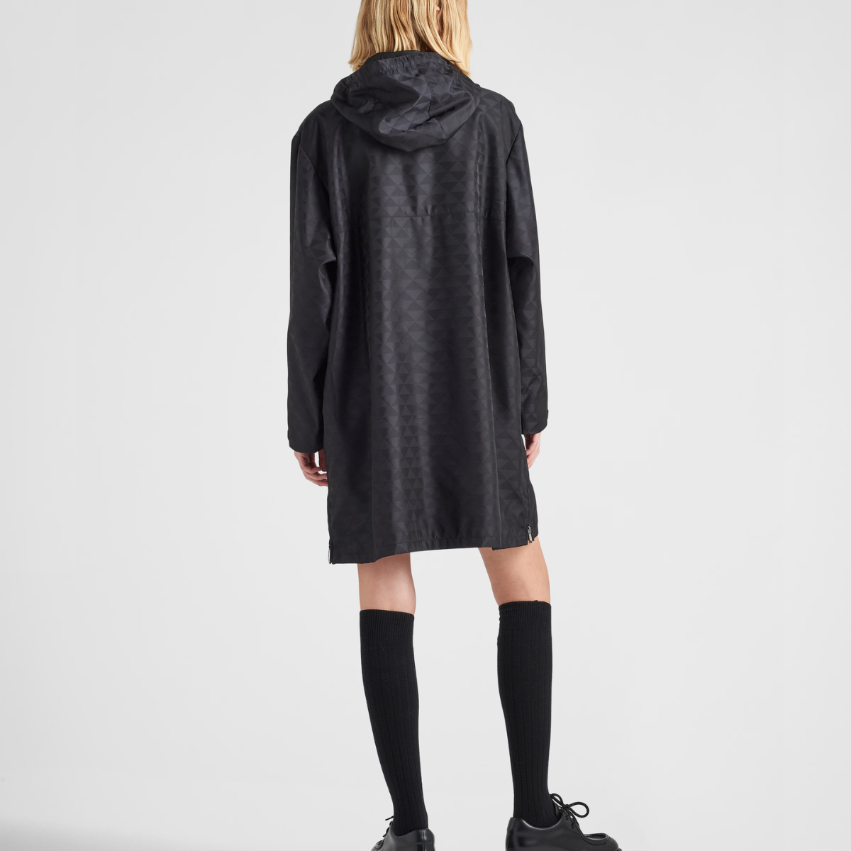 Printed Re-Nylon raincoat – technical details define this timeless style while the enameled metal triangle logo – LUX VERSE Luxury Designer Fashion Outlet