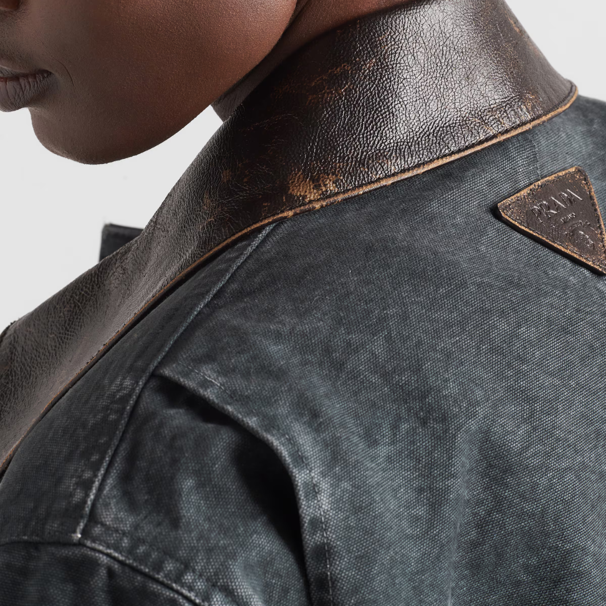 Canvas trucker jacket – the utility-inspired garment with leather collar is decorated with the triangle logo – LUX VERSE Luxury Designer Fashion Outlet