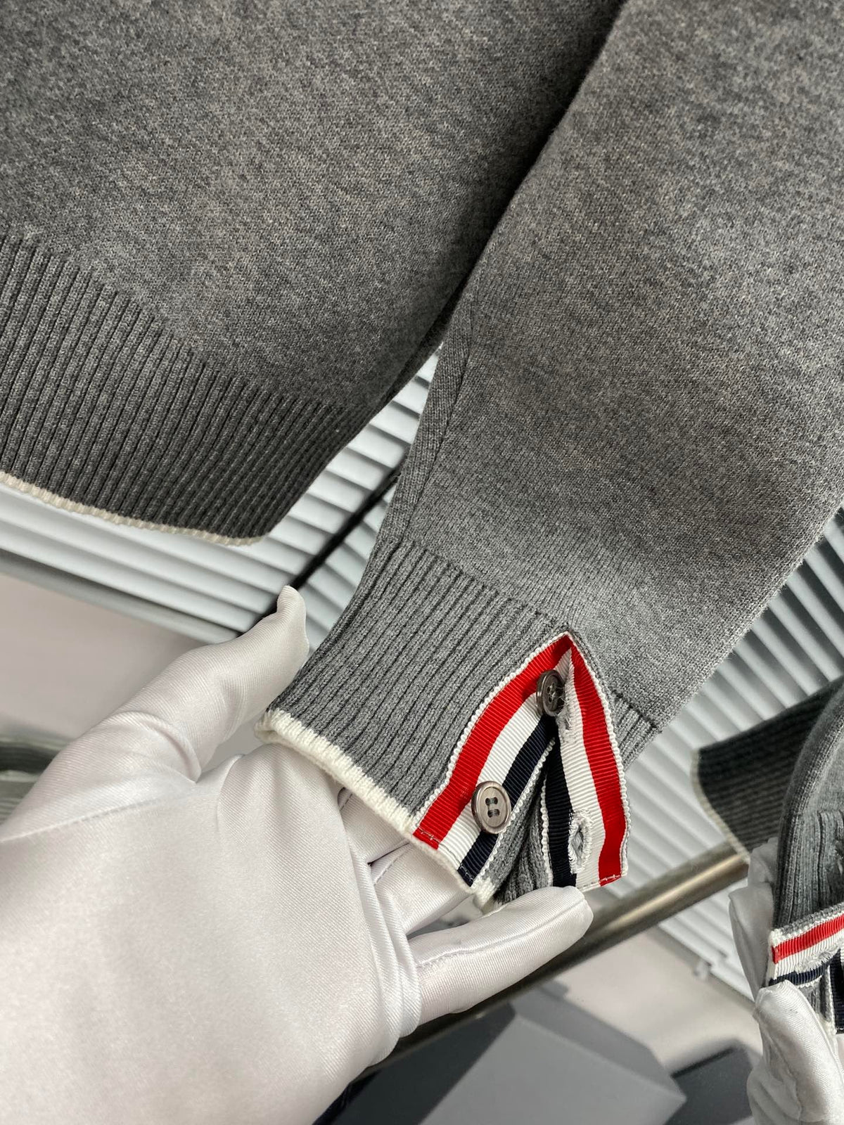 Strickjacke für Herren aus grauer Wolle mit Streifen