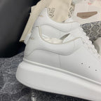 Oversized weiße Tab-Sneaker