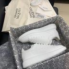 Oversized weiße Tab-Sneaker
