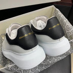 Oversized-Sneaker aus schwarzem Leder mit Lasche