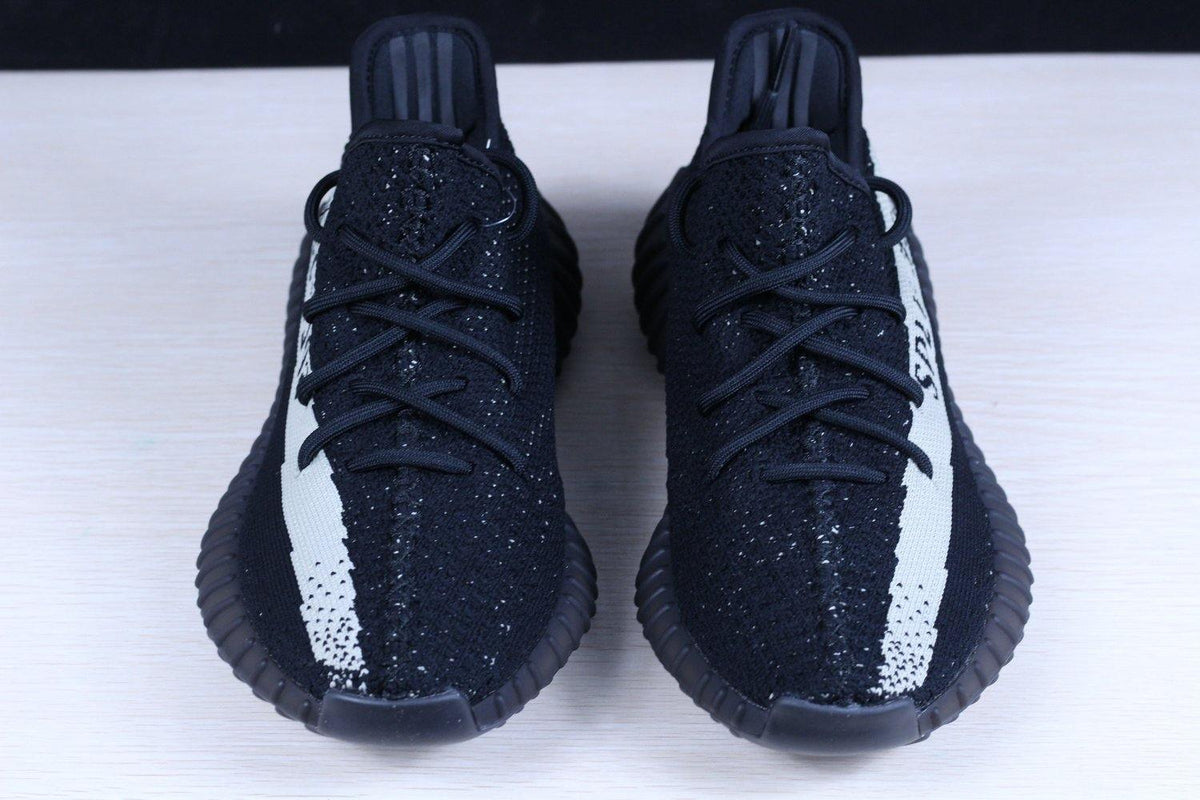 Yeezy Boost Schwarz-Weiß-Sneaker