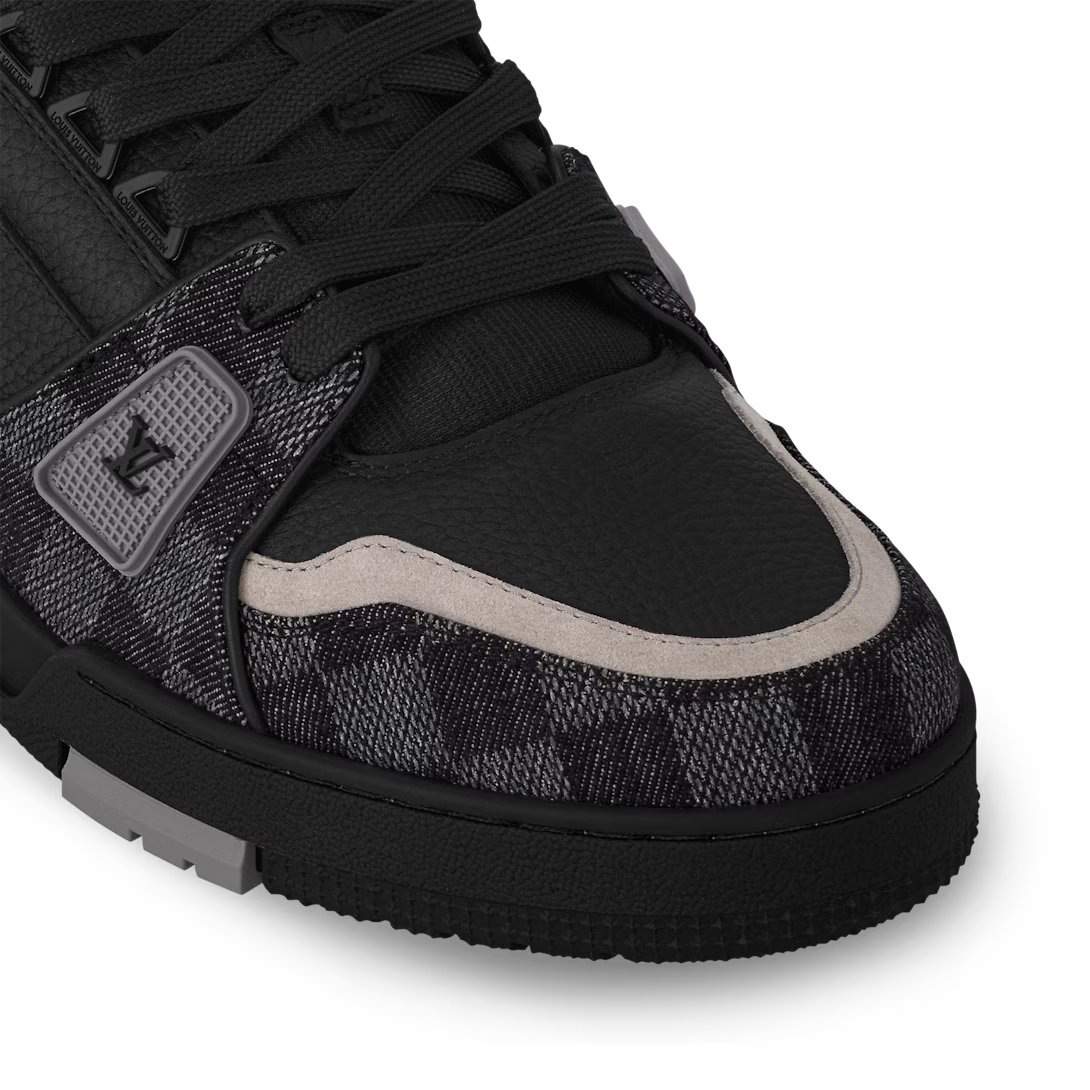 Trainer Smooth Sneaker – rubber signatures and a technical rubber outsole complete this cult design, which – LUX VERSE Luxury Designer Fashion Outlet