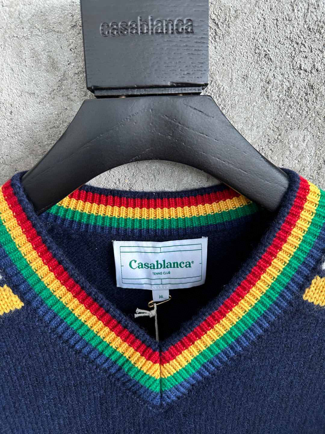 Navy Wollpullover mit Rundhalsausschnitt und Wappen-Intarsie – Herren