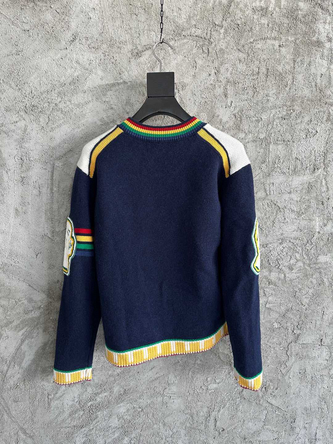 Navy Wollpullover mit Rundhalsausschnitt und Wappen-Intarsie – Herren