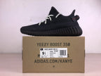 Yeezy 350 V2 nicht-reflektierende schwarze Sneakers
