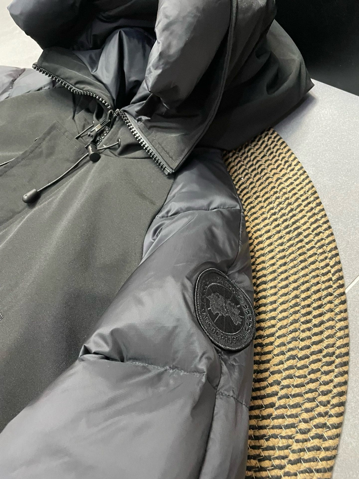 Schwarz-weiße Steppjacke für Herren