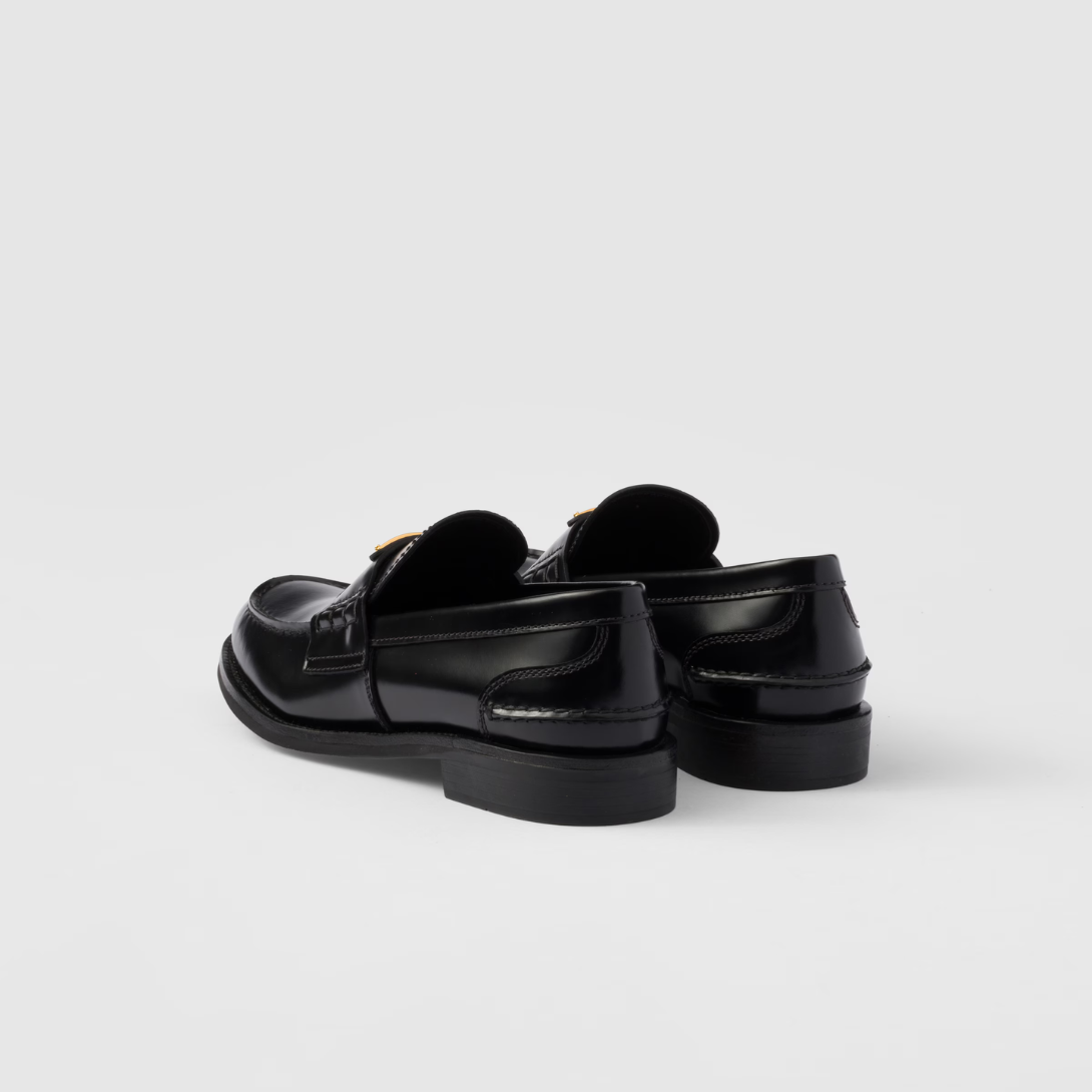 Brushed leather loafers – these loafers with a tapered silhouette are enhanced by the crochet's texture, which – LUX VERSE Luxury Designer Fashion Outlet