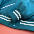Grüne Wolljacke im College-Stil mit Kontrastärmeln – Herren