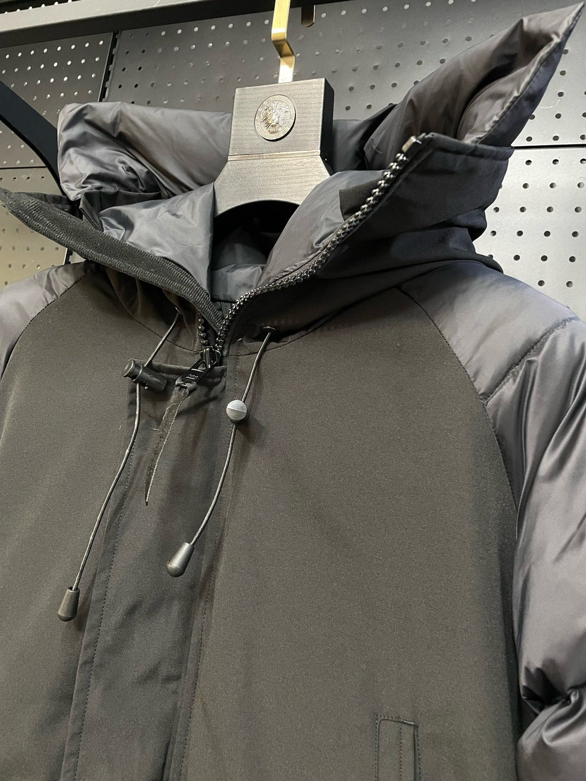 Schwarz-weiße Steppjacke für Herren