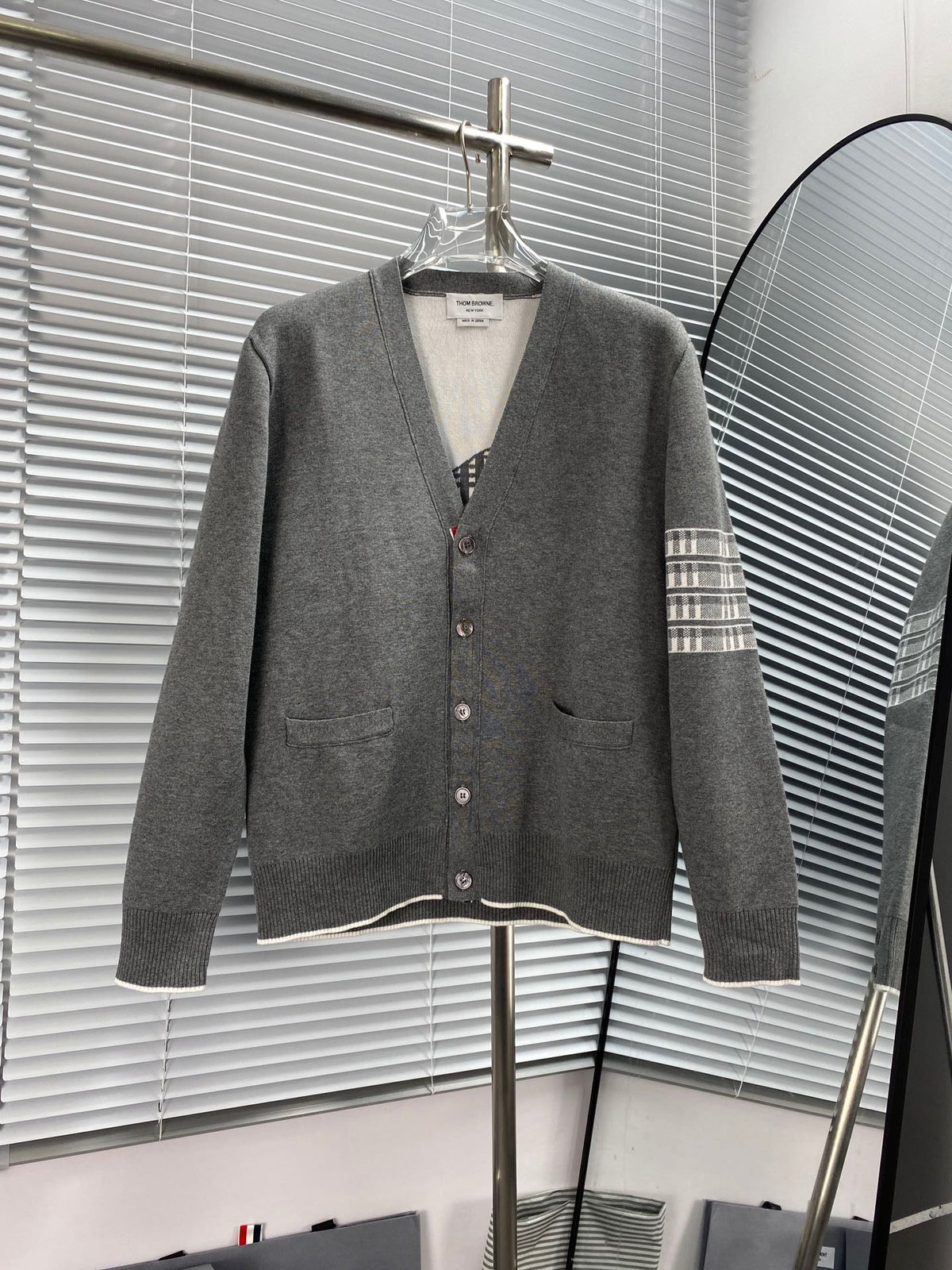 Strickjacke für Herren aus grauer Wolle mit Streifen