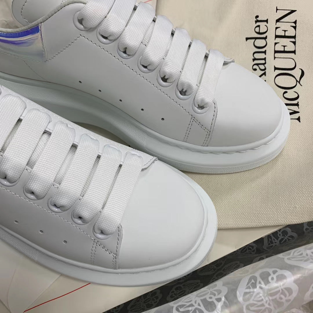 Oversize-Sneaker mit schillernder Lasche