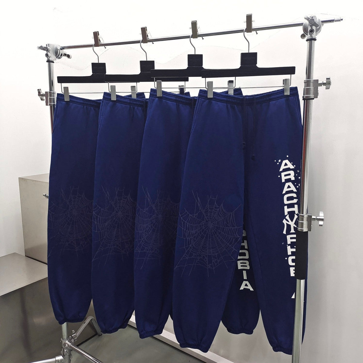 Jogginghose mit Grafikprint aus Baumwolle in Navy – Herren