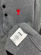 Cremefarbener Langarmstrickpullover mit Herz-Logo – Herren