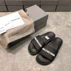 Schwarze Slides mit weißem Logo