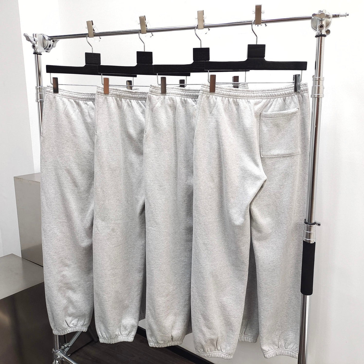 Graue Jogginghose mit „Arch Text“-Aufdruck aus Baumwolle – Herren