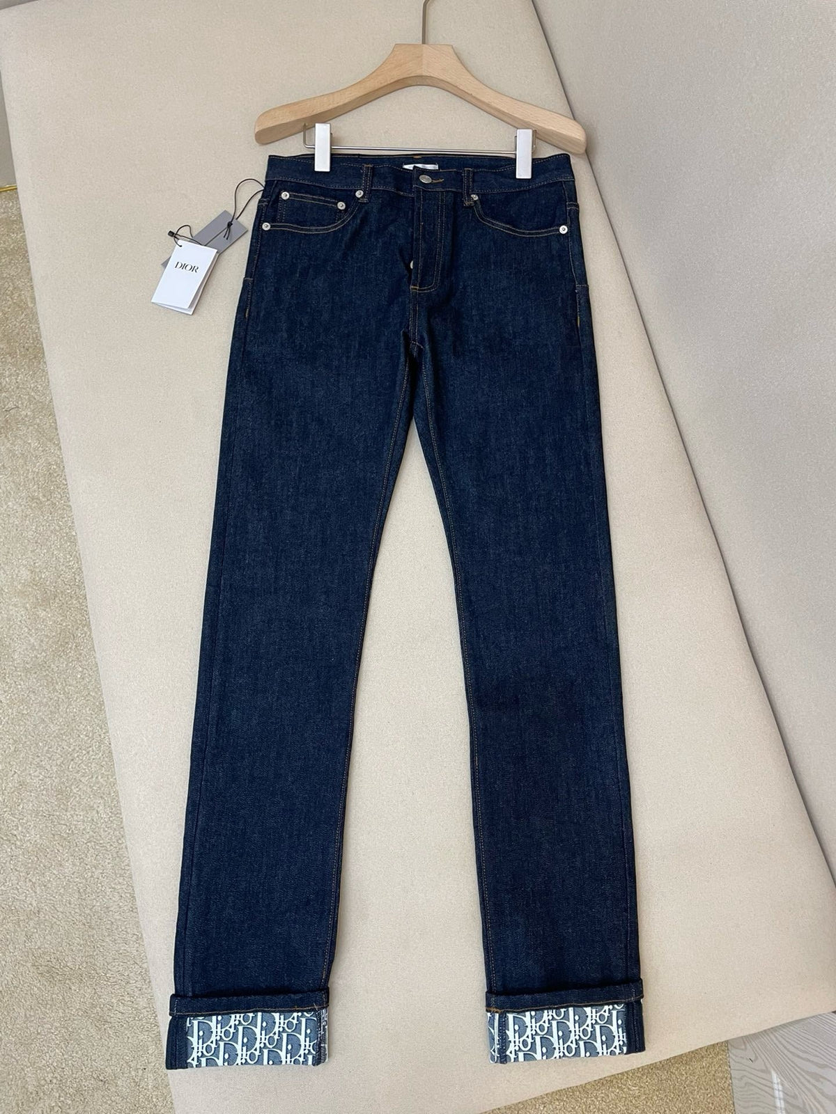 Blauer Denim mit Monogramm am Saum, gerade geschnitten – Damen