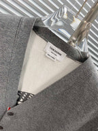 Strickjacke für Herren aus grauer Wolle mit Streifen