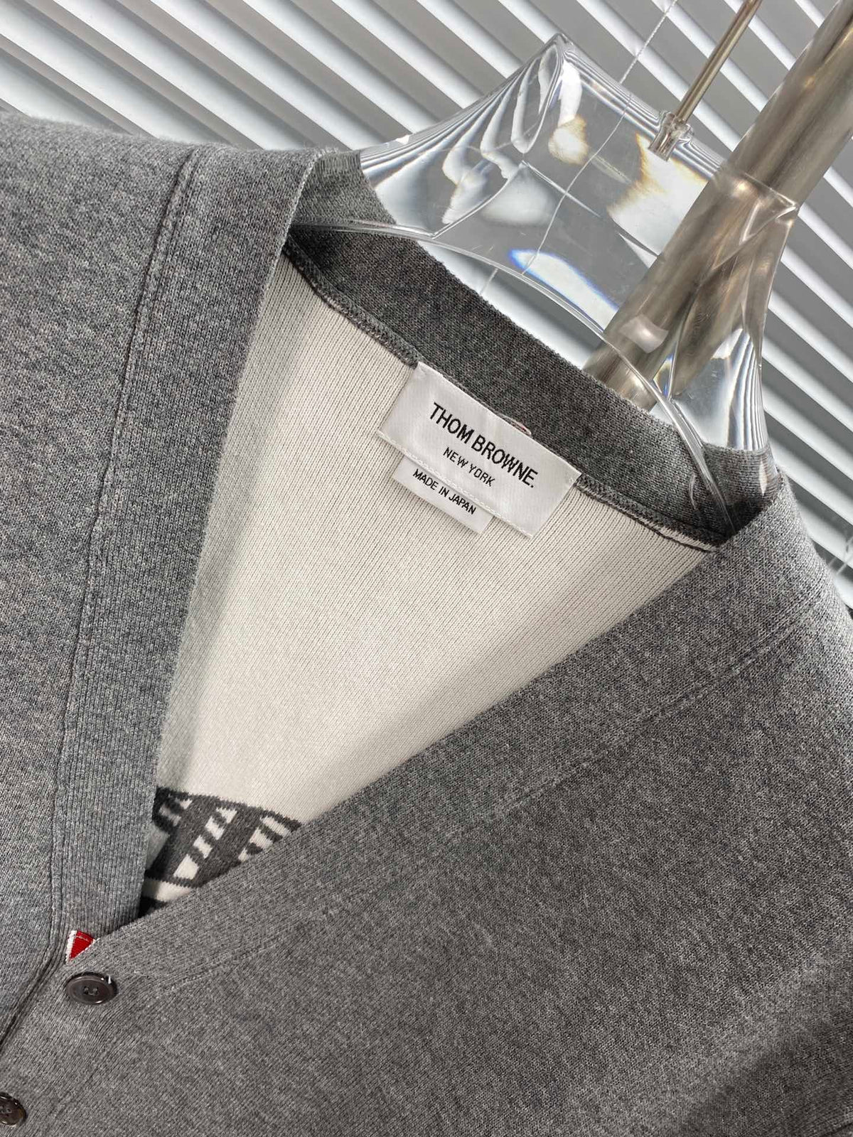 Strickjacke für Herren aus grauer Wolle mit Streifen