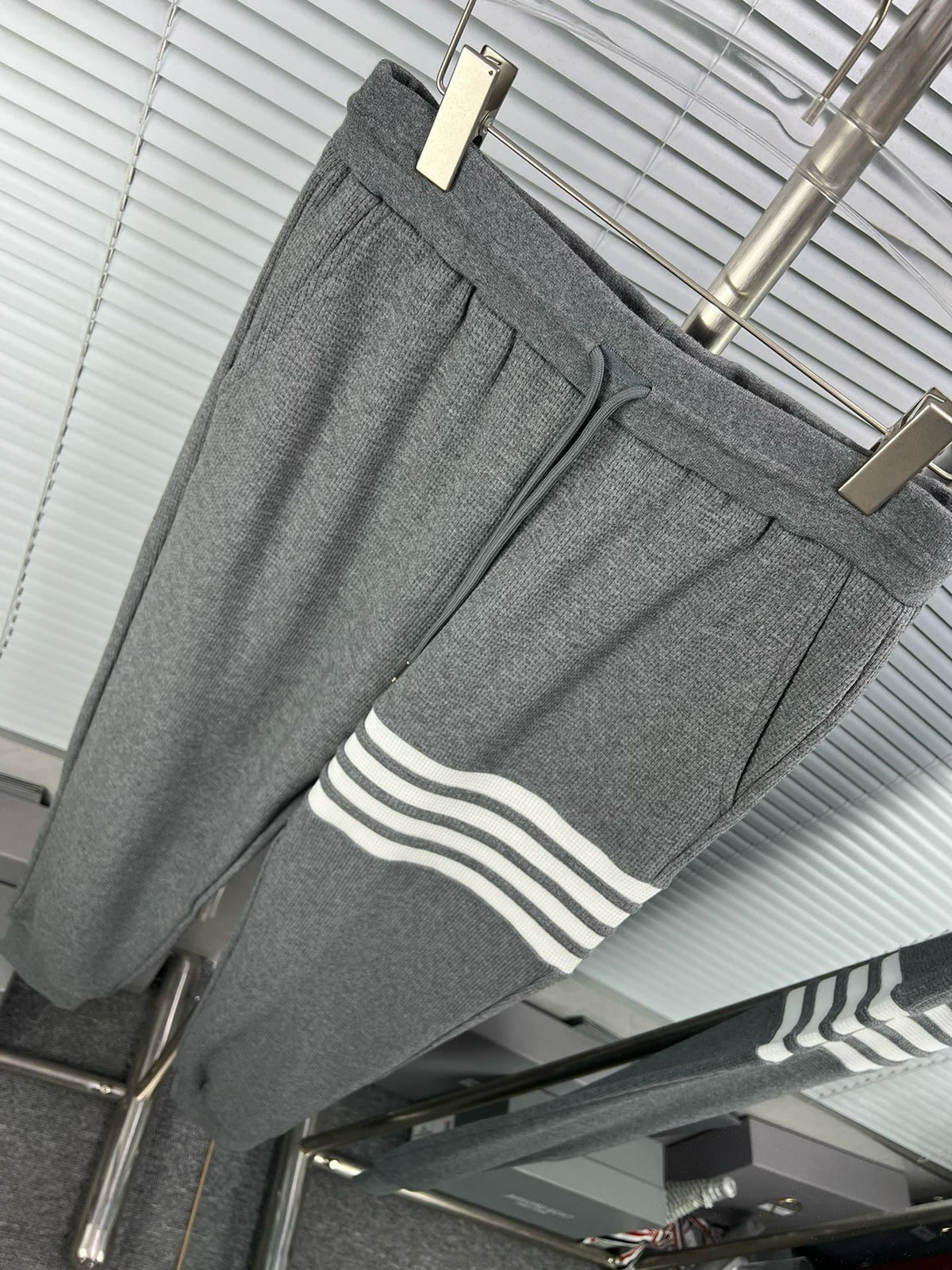 Graue Baumwoll-Jogginghose mit Vierfachstreifen – Herren
