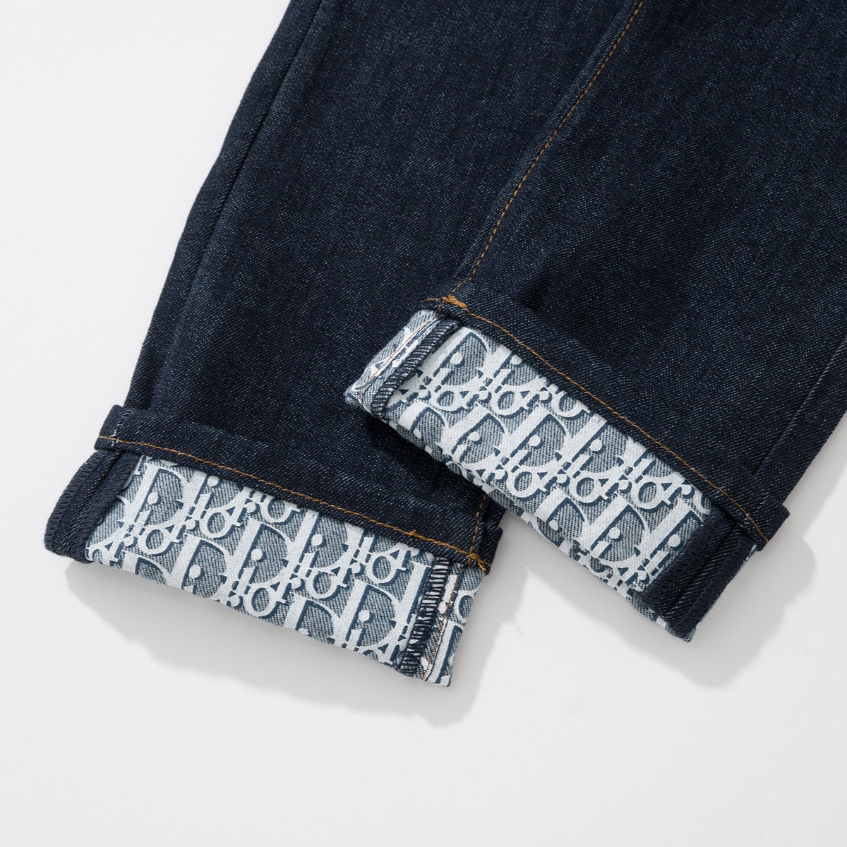Gerade geschnittene Herrenjeans mit Monogramm-Saum aus marineblauem Denim