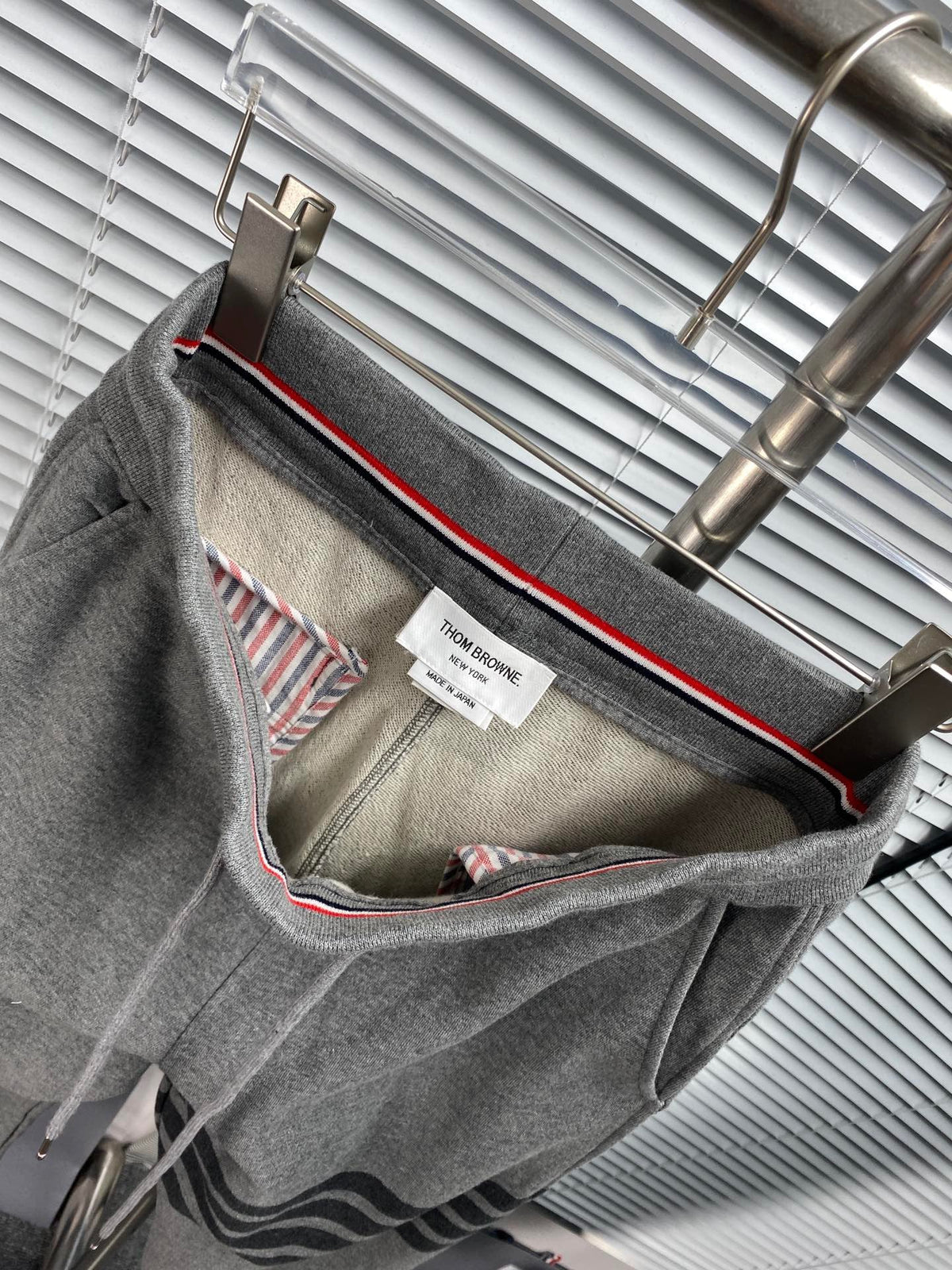 Marineblaue Baumwoll-Jogginghose mit vier Streifen – Herren