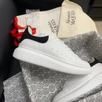 Oversized Sneaker aus schwarzem Wildleder mit Lasche