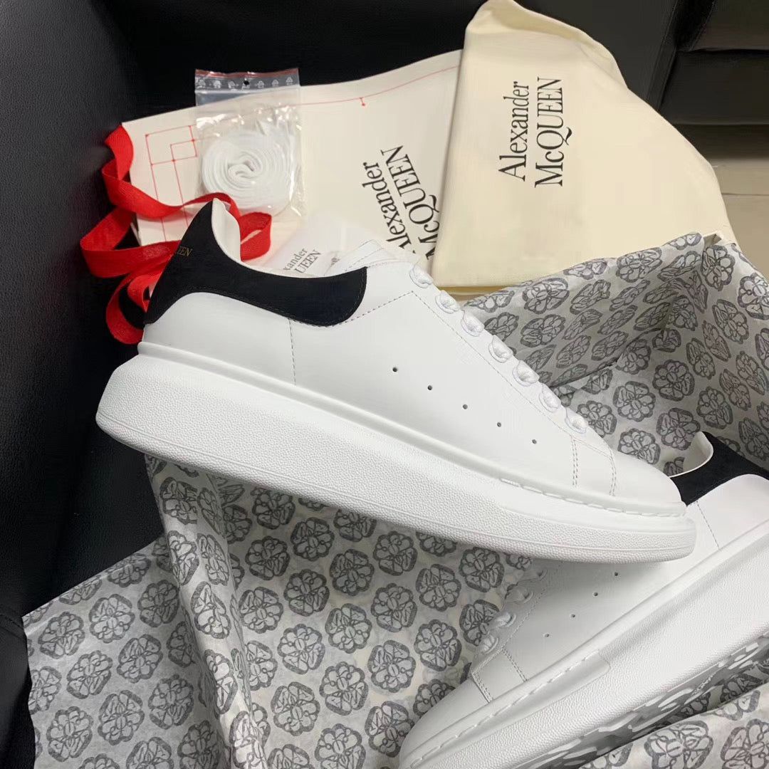 Oversized Sneaker aus schwarzem Wildleder mit Lasche