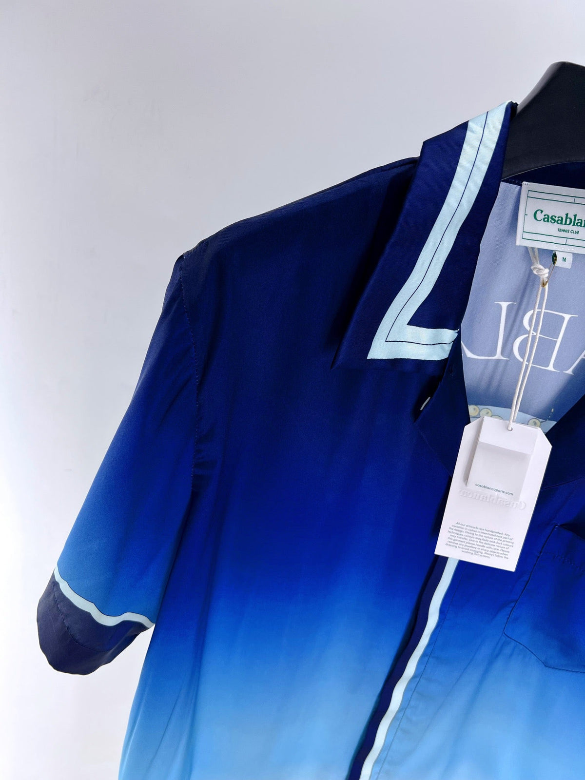Blaues Gradient-Seidenhemd mit Pfauenmotiv – Herren