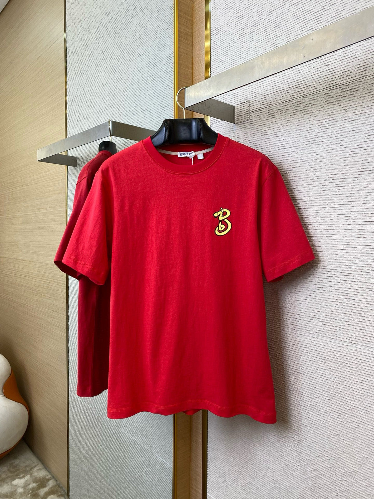 Rotes Kurzarmshirt aus Baumwolle mit goldenem Logo – Herren