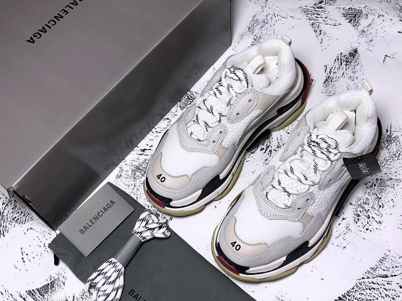 Triple S Cream Rot und Marineblaue Sneakers