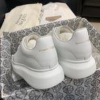 Oversized weiße Tab-Sneaker