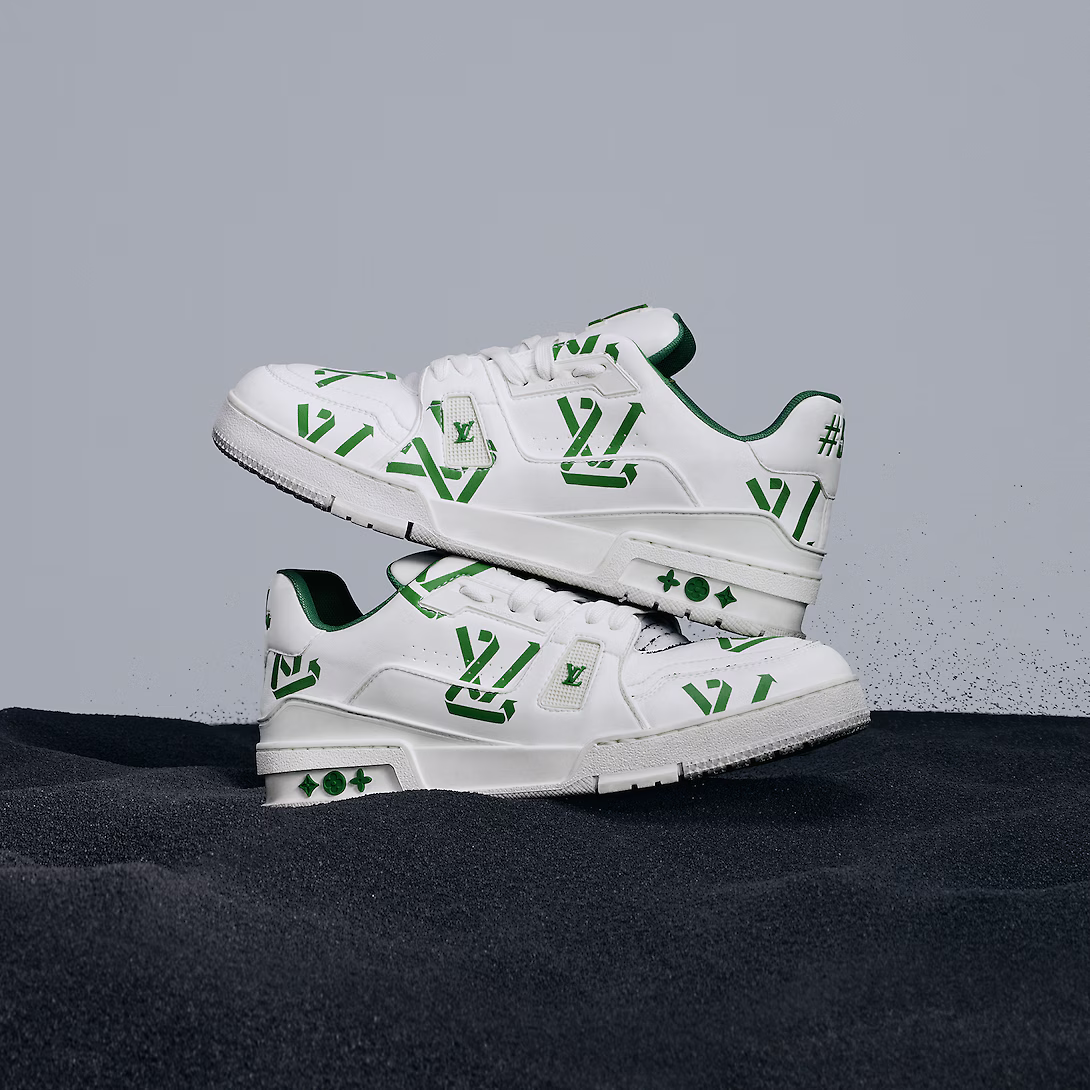 Trainer Sneaker Printed Green – the upcycling logo is used as a print on the upper, which is also signed with – LUX VERSE Luxury Designer Fashion Outlet