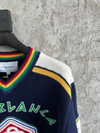 Navy Wollpullover mit Rundhalsausschnitt und Wappen-Intarsie – Herren