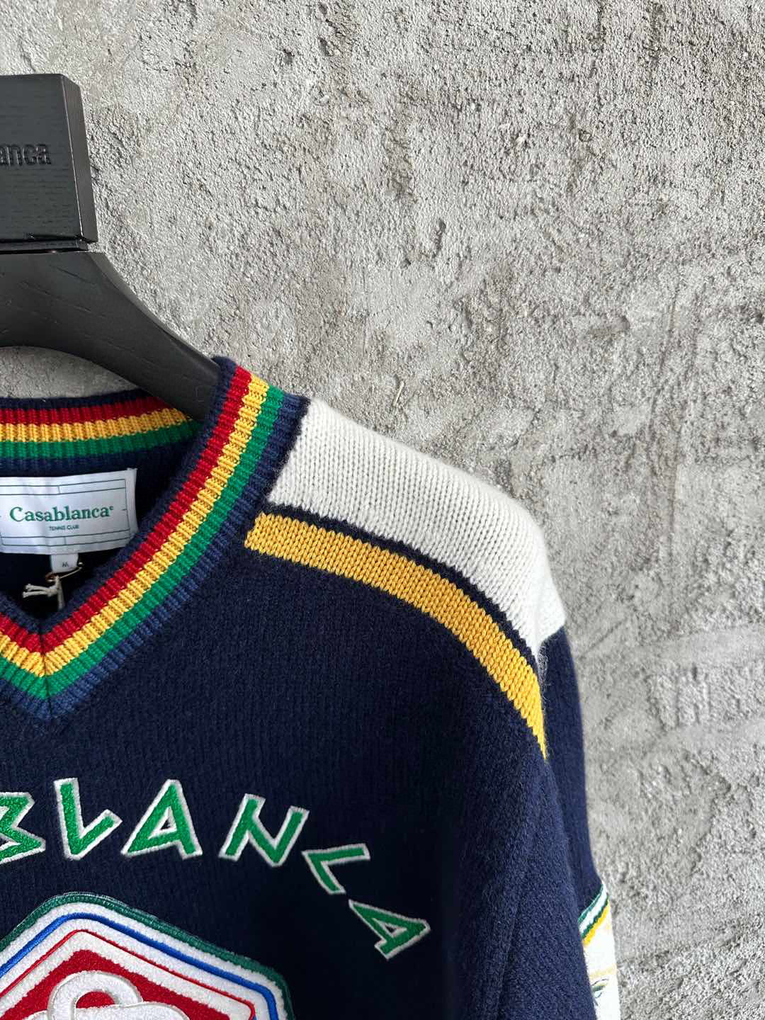 Navy Wollpullover mit Rundhalsausschnitt und Wappen-Intarsie – Herren