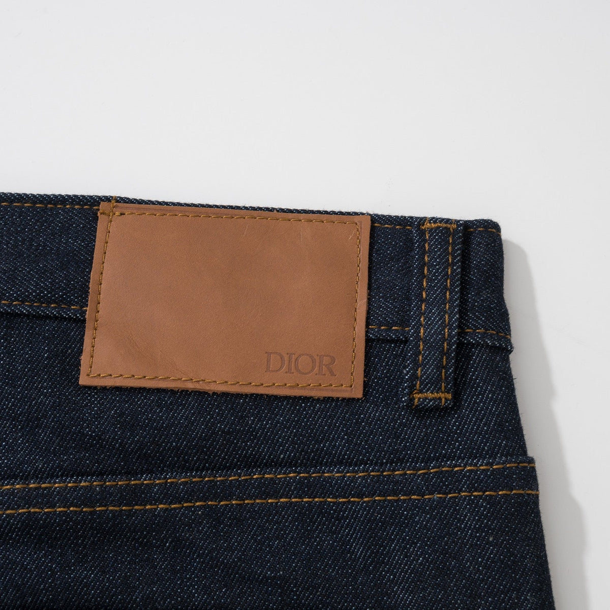 Gerade geschnittene Herrenjeans mit Monogramm-Saum aus marineblauem Denim