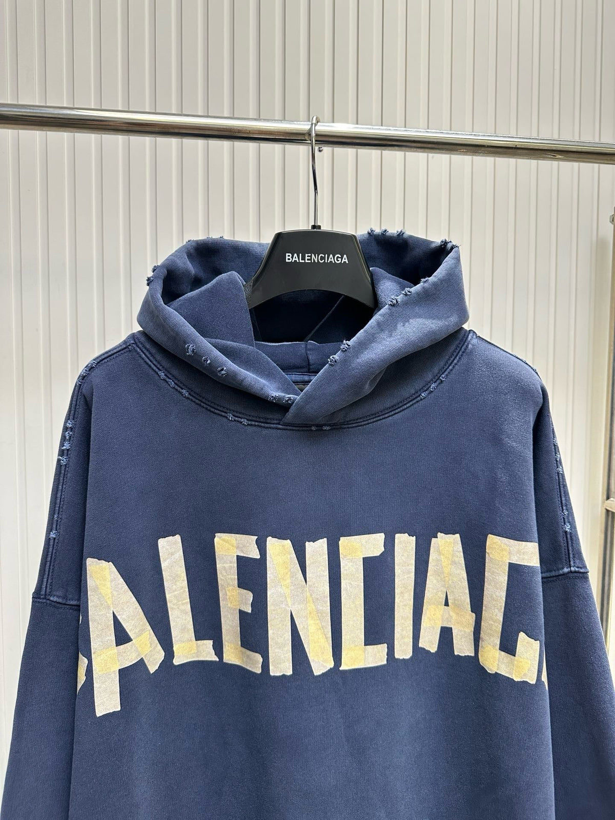 Marineblauer Baumwoll-Pullover mit kräftigem Text - Herren
