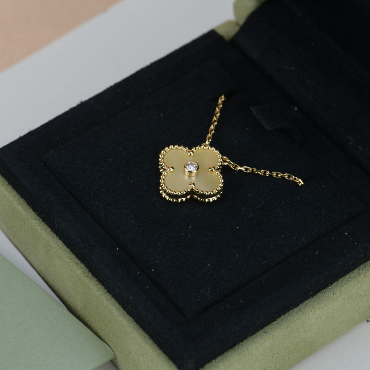 Clover 15mm Diamond Gold Mother of Pearl Necklace – LUX VERSE Luxury Designer Fashion Outlet