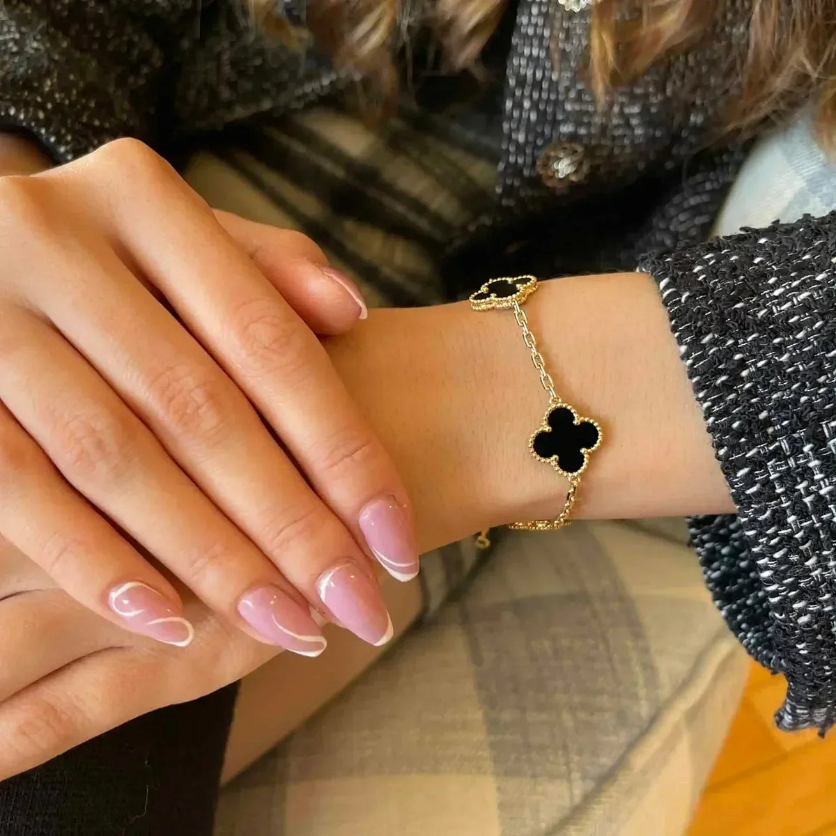 Clover  5 Motifs Black Onyx Bracelet – LUX VERSE Luxury Designer Fashion Outlet